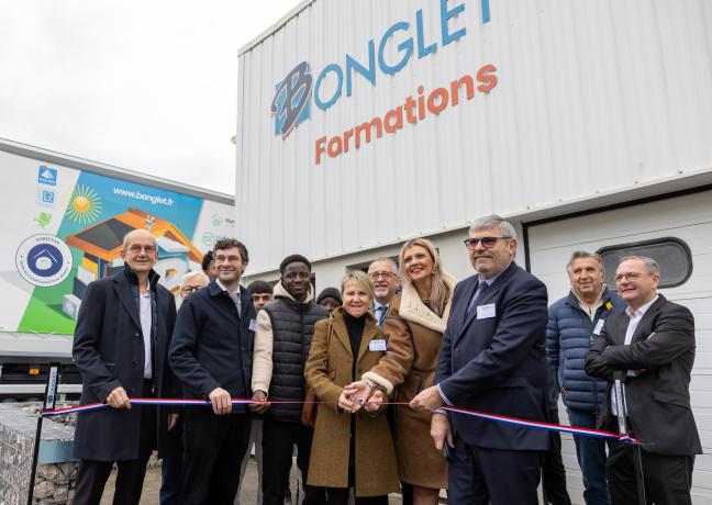 Partenaires et stagiaires réunis pour le coupé de ruban de la toute nouvelle école de formation Bonglet. Photo : Xavier Ducordeaux.