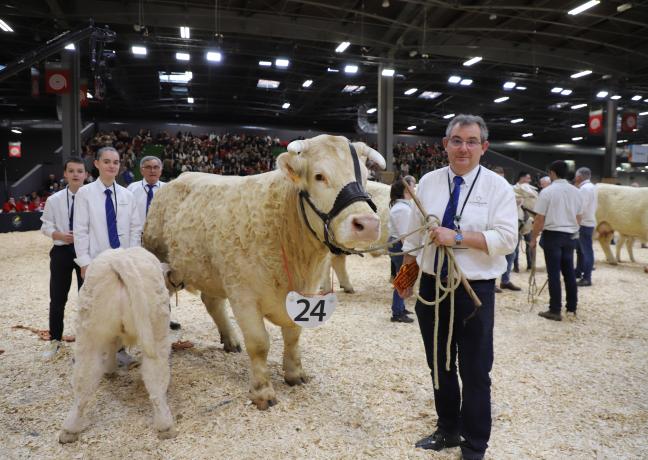 Princesse, accompagnée de son jeune veau a remporté le 5e prix dans sa catégorie rendant fier Hugues Pichard et sa famille établis à Montceau-les-Mines – Photo Océane Lavoustet