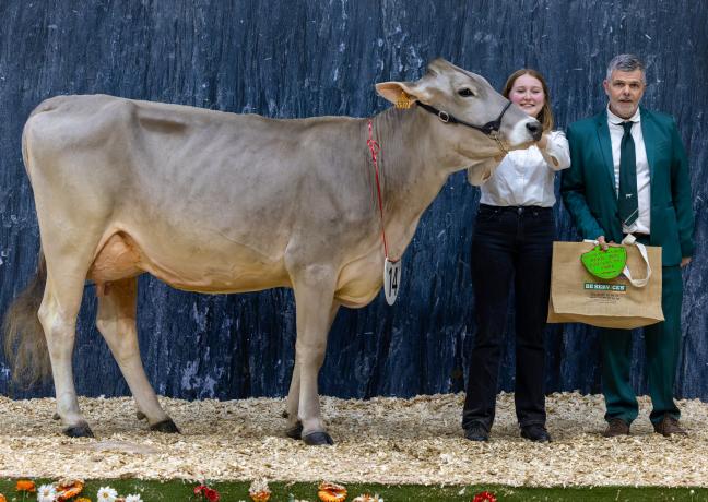 La vache Tisa et sa meneuse Elsa remportent le premier prix de section en catégorie 1B. Photo Xavier Ducordeaux