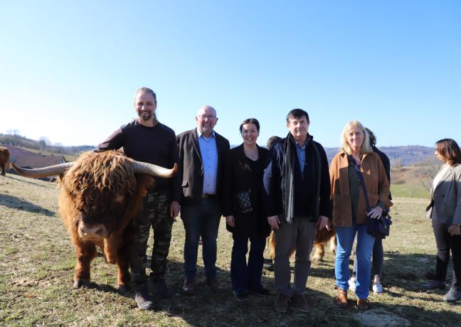 Christian Morel, Stéphanie Modde et Eric Houlley (2e, 3e et 4e en partant de la gauche) en viste à la Ferme du Breuillet (70) - Crédit Océane Lavoustet