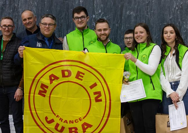 Au concours de pointage des Montbéliardes, c’est le Jurassien Clément Fillod (au centre) qui s’est imposé. Photo Xavier Ducordeaux