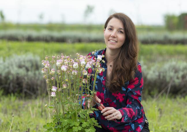 Amandine Deschamps, cultivatrice de fleurs à Rouvres-en-Plaine (21) – Crédit David Cesbron Amandine Deschamps, cultivatrice de fleurs à Rouvres-en-Plaine (21) – Crédit David Cesbron