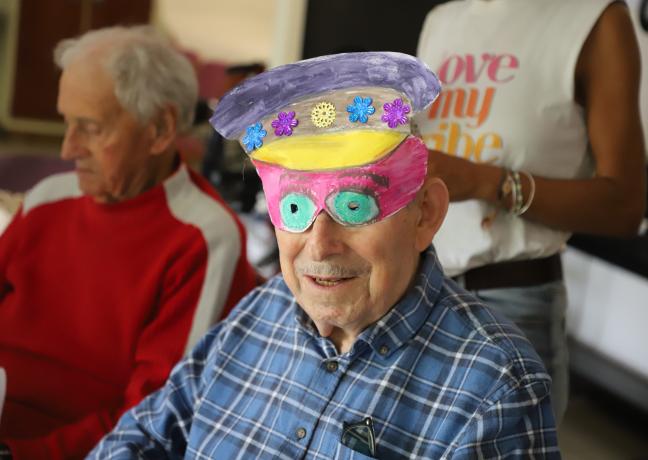 A Ancy-le-Franc, dans l’Yonne, Véronique Bettencourt, de la Compagnie Fenil Hirsute, a réalisé un film avec une douzaine de résidents de l’Ehpad des Fontenottes. Avec le soutien de la Région - Photo Océane Lavoustet A Ancy-le-Franc, dans l’Yonne, Véronique Bettencourt, de la Compagnie Fenil Hirsute, a réalisé un film avec une douzaine de résidents de l’Ehpad des Fontenottes. Avec le soutien de la Région - Photo Océane Lavoustet