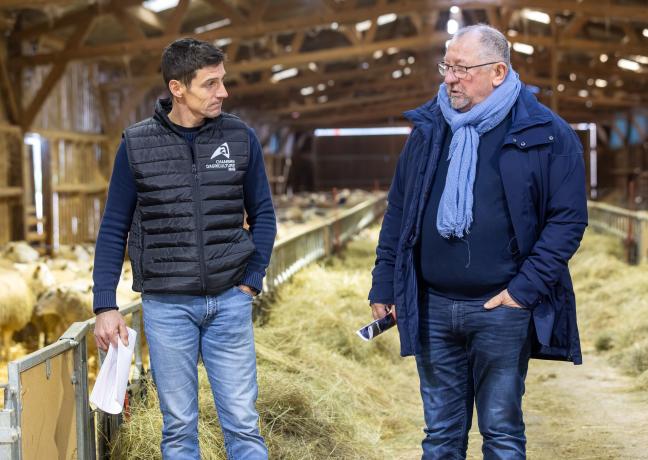 Christian MOREL, vice-président de la Région à l'agriculture, la viticulture et l'agroalimentaire (à droite), en visite dans l'exploitation de de Jean-Marc BERTRAND - Photo : Ludovic Godard