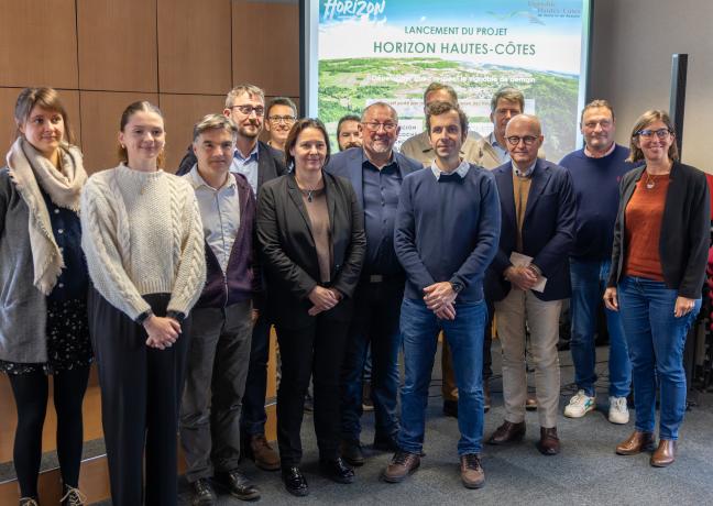 Partenaires techniques et financeurs, réunis mercredi 26 novembre à Beaune pour le grand lancement du projet « Horizon Hautes-Côtes ». Photo : Xavier DUCORDEAUX