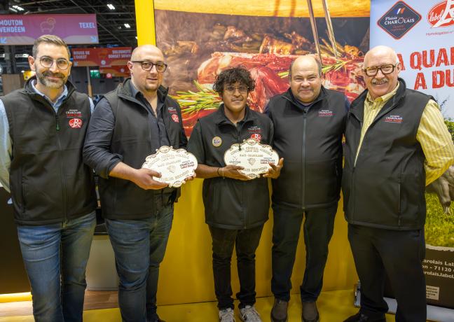 A droite, Philippe DAGORNE, acheteur aux côtés d’Hubert LARTAUD, éleveur en Saône-et-Loire. Photo : Xavier DUCORDEAUX