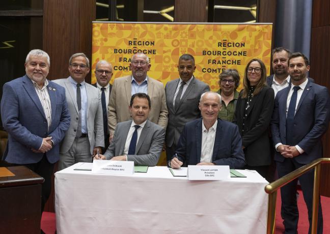 Jérôme Durain et Vincent Lavier signent la convention, entourés du vice-président à l’agriculture, Christian Morel, des conseillers régionaux délégués à l’agriculture, Fabrice Voillot et Gilles Demersseman, et des présidents de tous les groupes politiques de la Région. Photo : David Cesbron