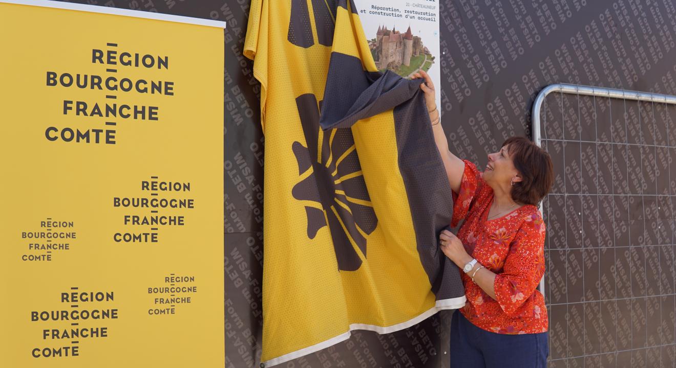 Nathalie Leblanc, vice-présidente de la Région en charge de la culture, dévoile la plaque des travaux au château de Châteauneuf-en-Auxois (21), samedi 18 juin 2022 - Photo Région Bourgogne-Franche-Comté