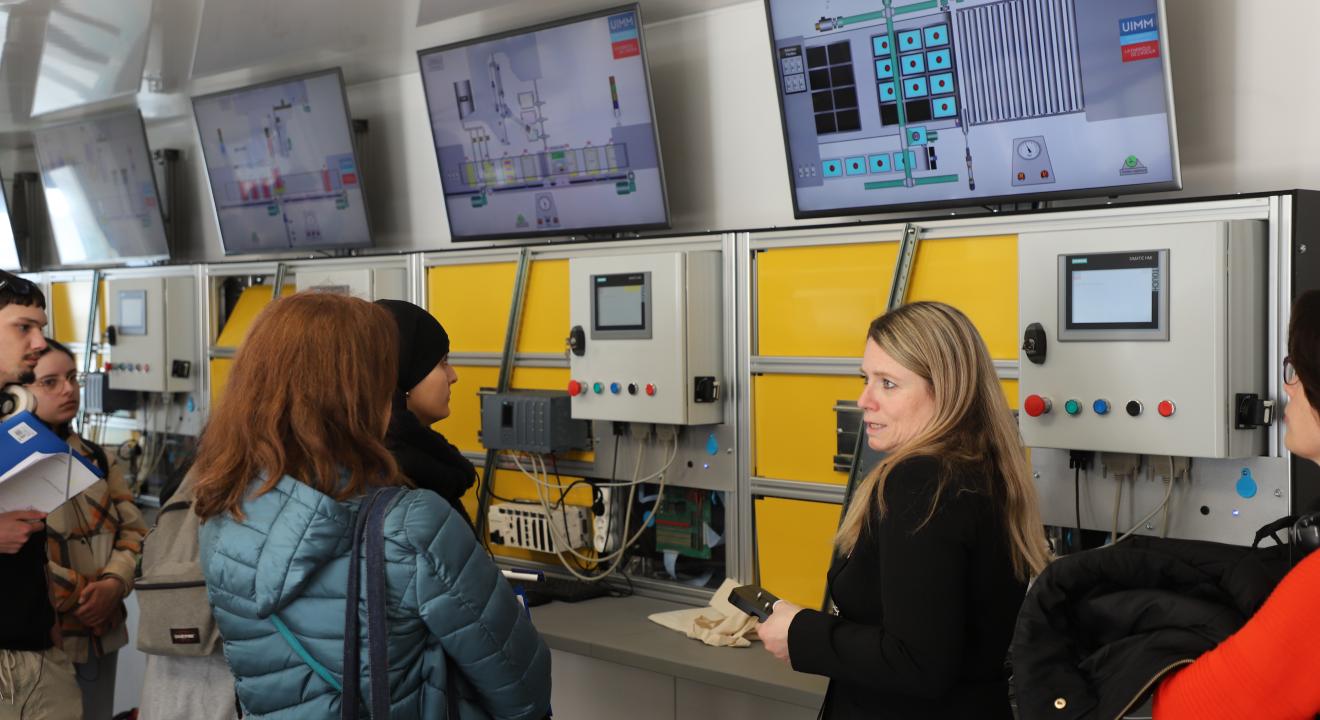 Les jeunes de la Milo de Montbéliard ont pu observer le fonctionnement d’une ligne de production virtuelle. Crédit : Océane Lavoustet /Région BFC