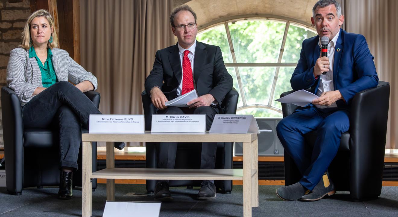 Fabienne Puyo (administratrice de Réserves Naturelles de France), Olivier David (directeur régional environnement, aménagement, logement à la DREAL) et Stéphane Woynaroski (Conseiller régional en charge de l’eau et de la biodiversité) ont animé la journée consacrée aux aires protégées. Photo : Xavier Ducordeaux