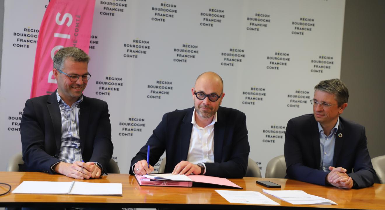 Signature d'une convention entre la Région Bourgogne-Franche-Comté et l’interprofession Fibois Bourgogne-Franche-Comté, mercredi 7 mai à Dijon - Photo Océane Lavoustet