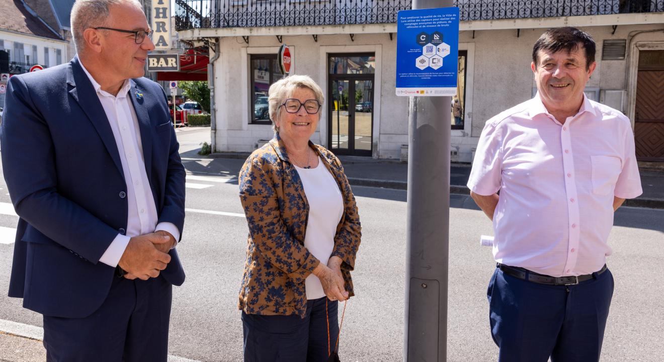 Marie-Guite DUFAY, présidente de la Région Bourgogne-Franche-Comté, entourée de Patrick MOLINOZ (à gauche), vice-président en charge des transitions numériques et président de l’ARNia, et Eric HOULLEY, vice-président en charge de la cohésion territoriale. Photo : Xavier DUCORDEAUX