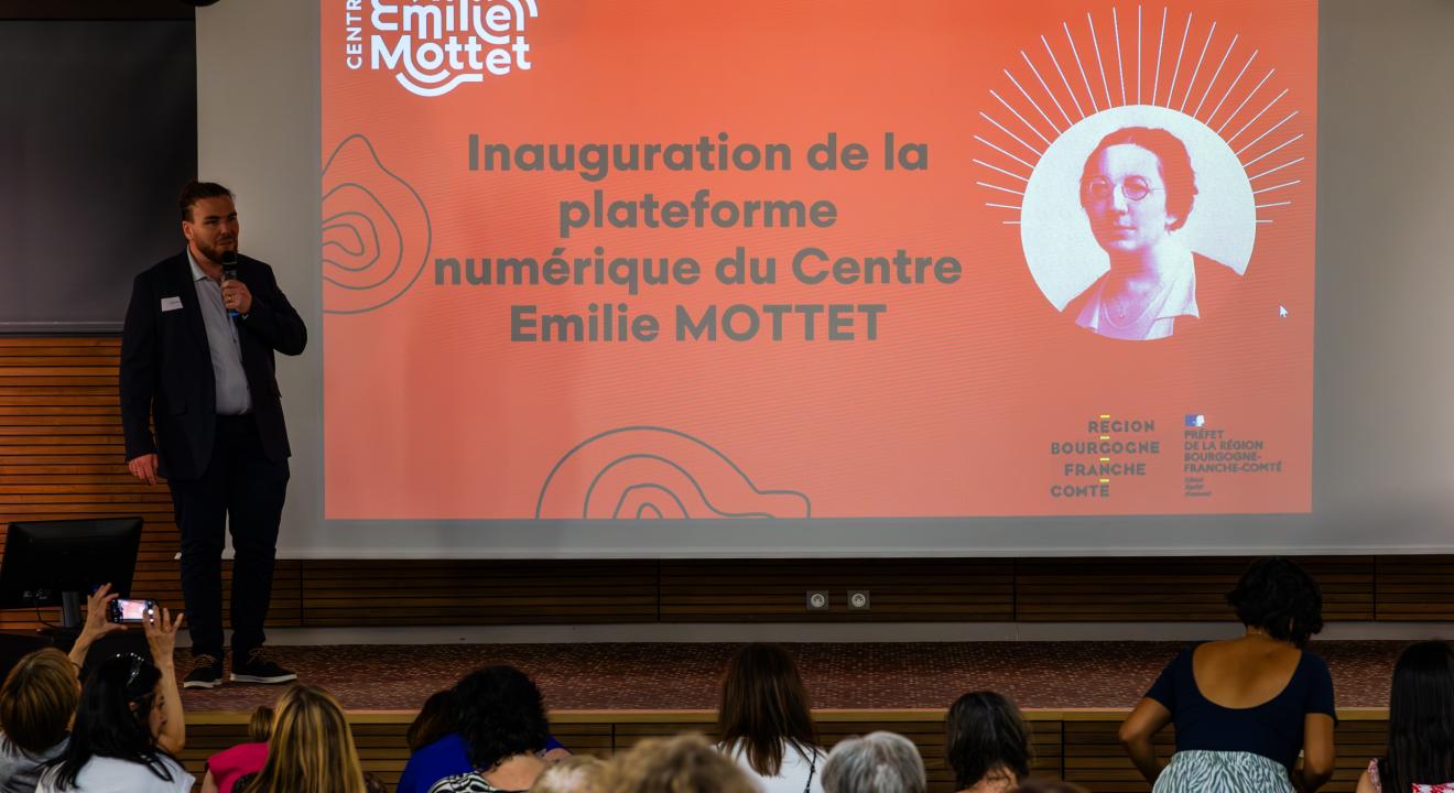 Florian MARTINEZ, animateur du centre Emilie Mottet. Photo : Xavier DUCORDEAUX