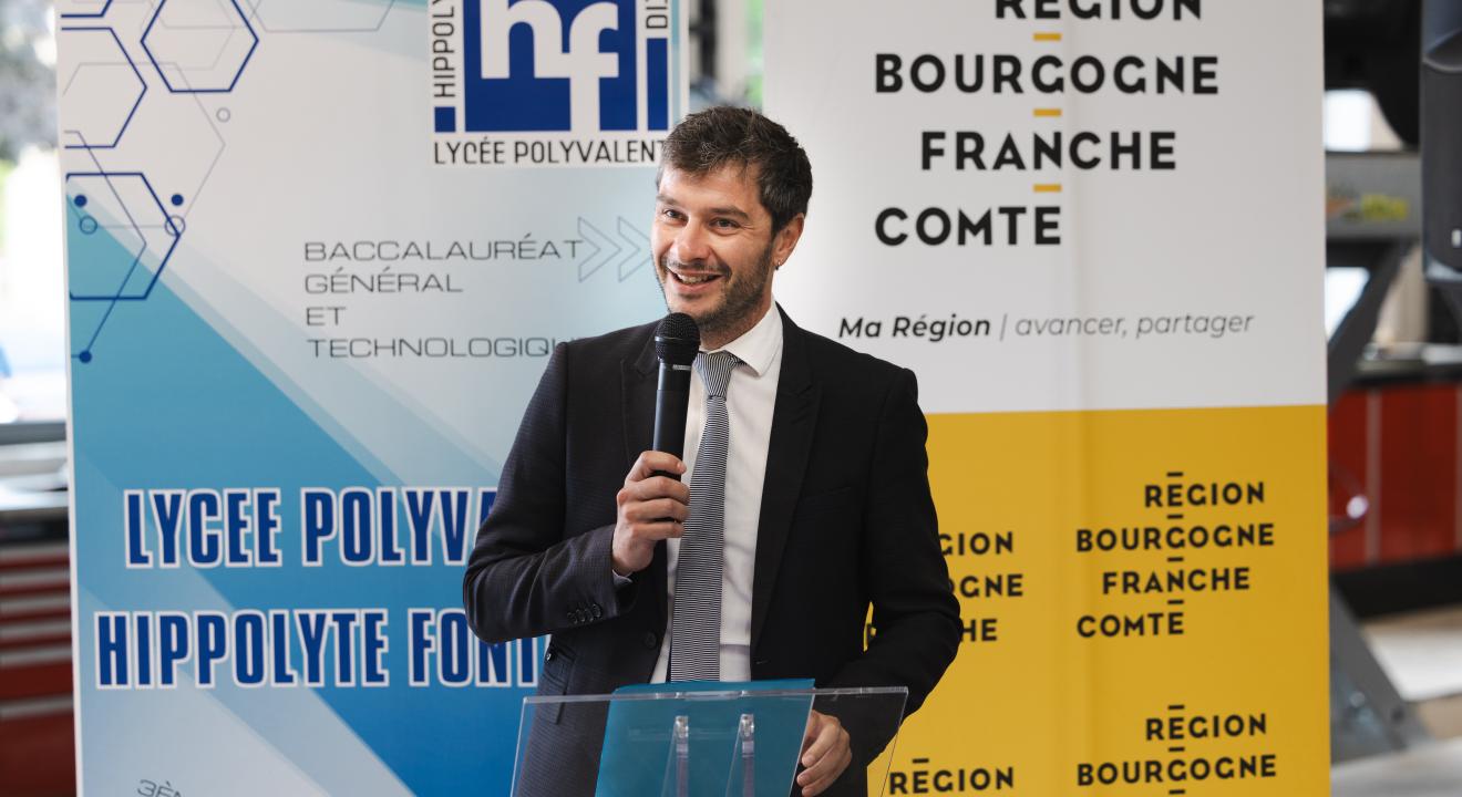 Willy Bourgeois, vice-président de la Région en charge des lycées, de l'offre de formation, de l'apprentissage et de l'orientation, au lycée Hippolyte Fontaine, à Dijon, lundi 1er septembre 2025 - Crédit Vincent Arbelet