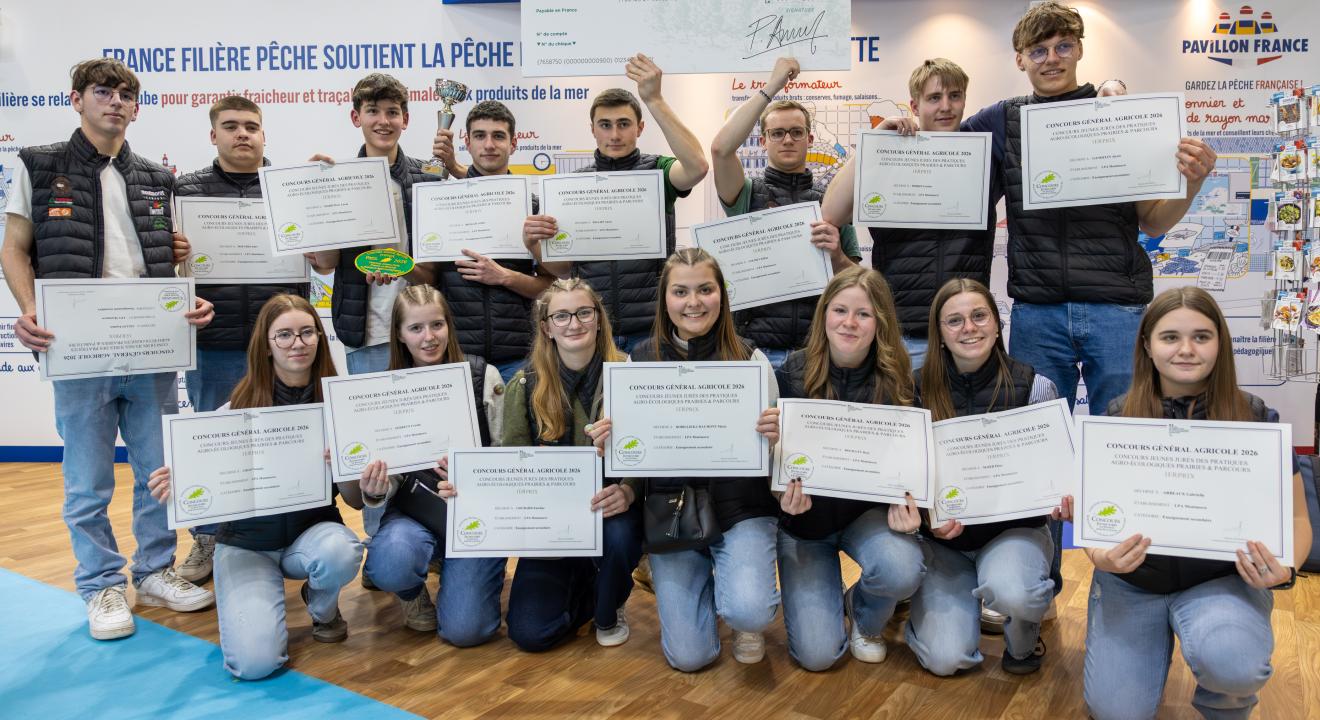 Ils ont bien fait d’y croire ! Les jeunes du lycée agricole de Montmorot repartent avec un chèque de 600 euros et une belle expérience accumulée au salon de l’agriculture. Photo : Xavier DUCORDEAUX