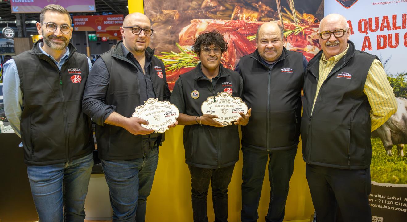 A droite, Philippe DAGORNE, acheteur aux côtés d’Hubert LARTAUD, éleveur en Saône-et-Loire. Photo : Xavier DUCORDEAUX