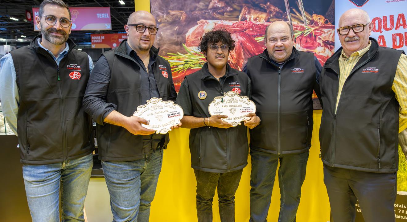 Absents du salon, les éleveurs Charolais Label Rouge ont pu se libérer une journée pour recevoir leur prix en catégorie femelles bouchères - Photo Xavier DUCORDEAUX