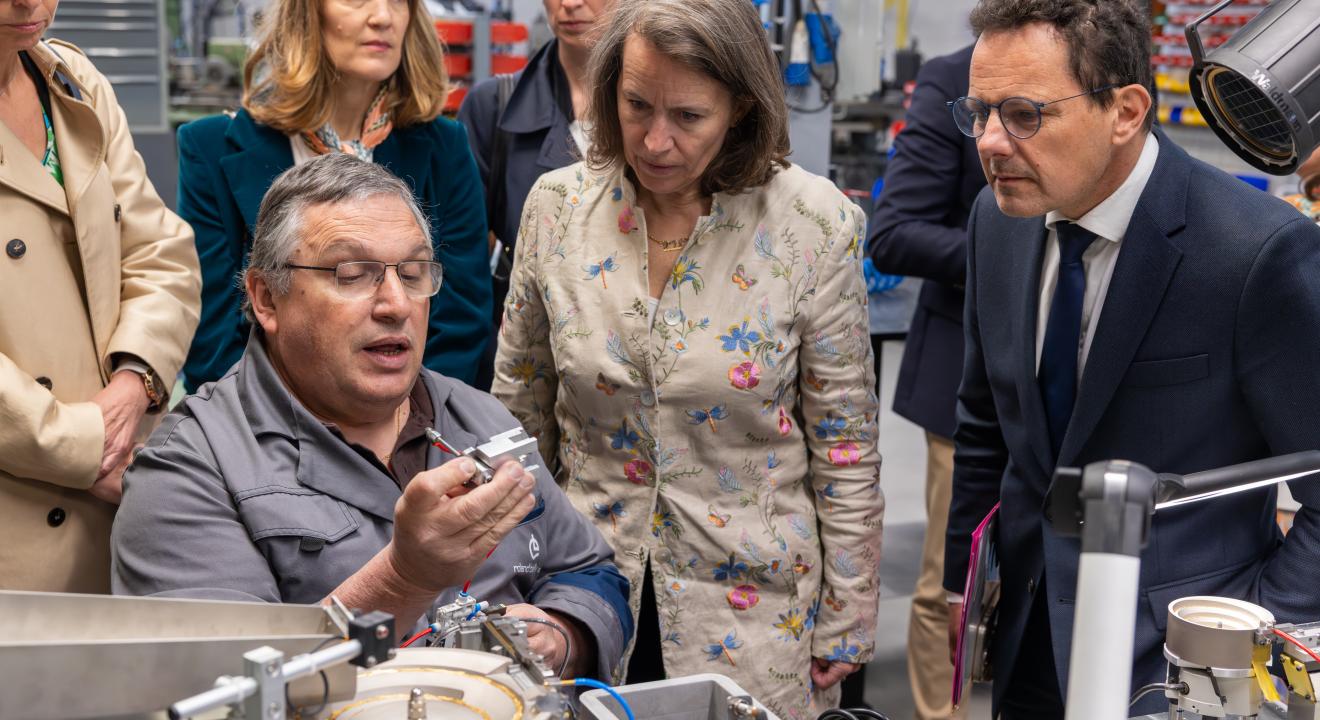 Tania Cavassini s’est montrée très intéressée par les technologies développées par l’entreprise Roland Bailly. Photo Xavier Ducordeaux